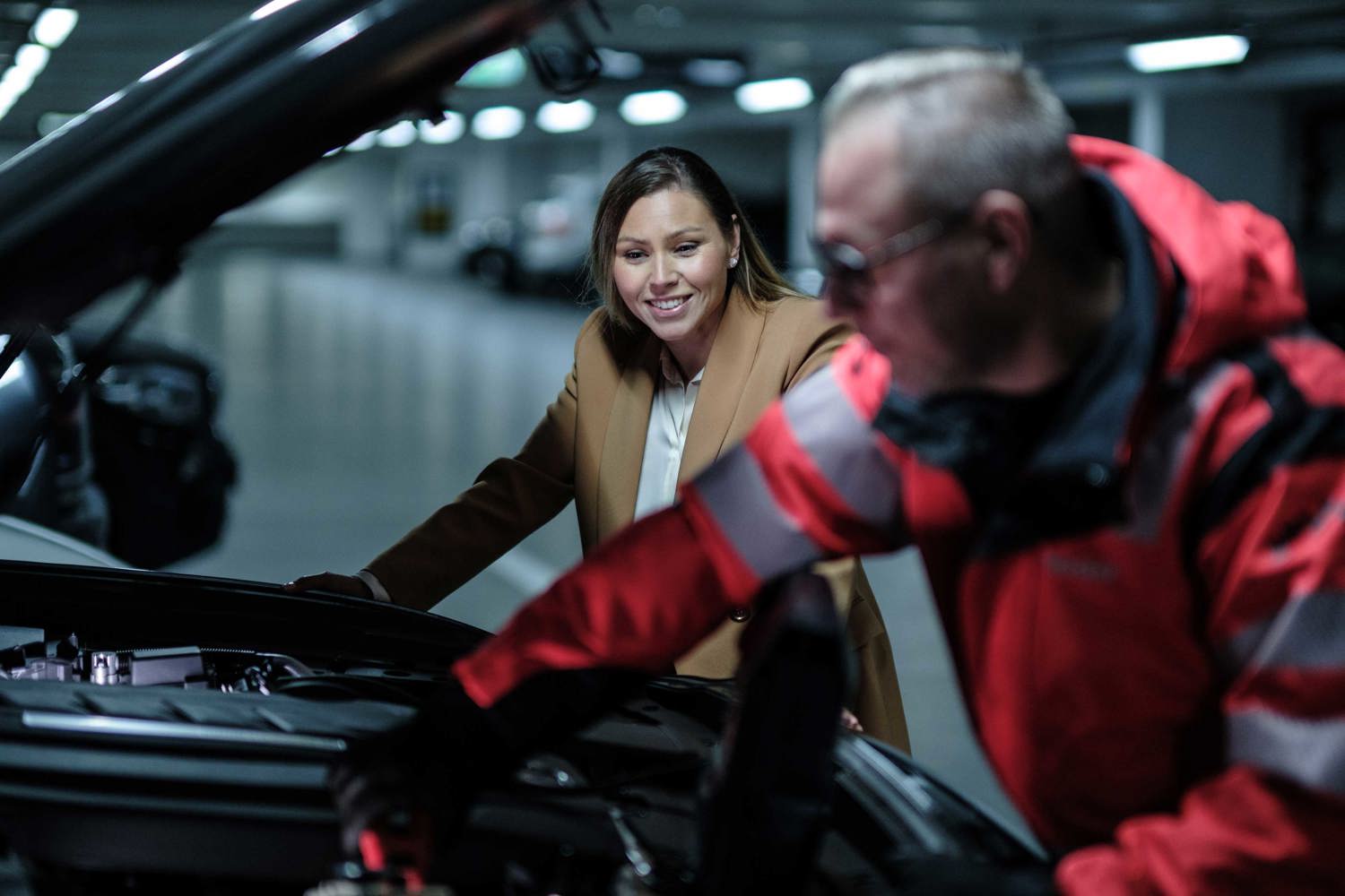 Bärgare skövde ute på vägarna och ser över ett motorfel