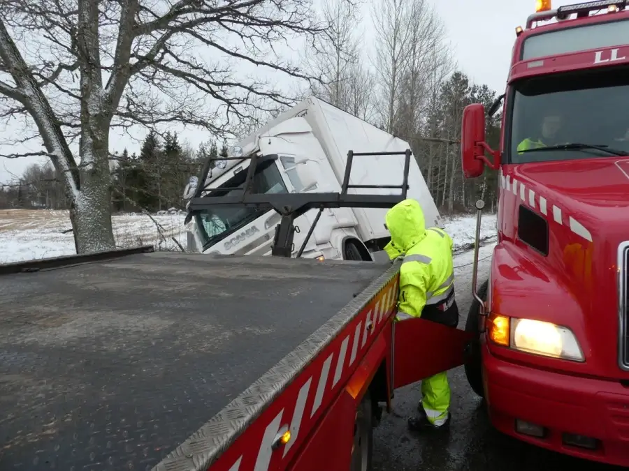 Pågående bärgning på väg av bärgare