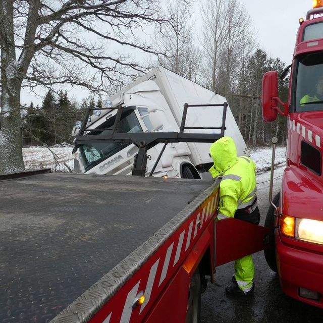 LL Bärgning & Transport ute på vägen och utför en bärgning